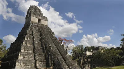 Maya-Pyramide in Tikal erhebt sich majestätisch über dem Dschungel.