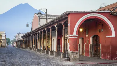 Historischer Säulengang in Antigua, Guatemala mit Vulkan im Hintergrund