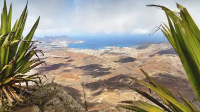 Kapverdische Landschaft mit Stadt und Bergen im Hintergrund