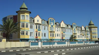 Bunte Häuserfassaden säumen eine Straße in Swakopmund