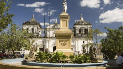 Weiße Kathedrale und Denkmal im Ruben Dario Park in León, Nicaragua