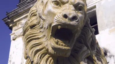 Steinlöwe ziert die Fassade einer Kathedrale