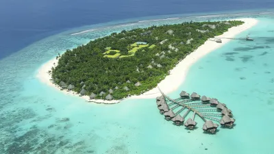 Tropische Malediveninsel mit luxuriösen Wasserbungalows