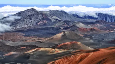 Vulkanlandschaft mit Kratern und Hügeln in Hawaii.