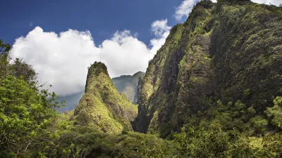Grüne Berglandschaft im Iao Tal auf Maui, Hawaii