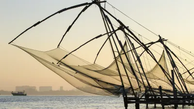 Indische Fischernetze ragen über dem Wasser auf