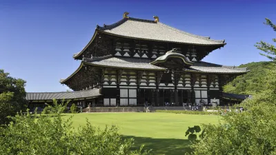 Der beeindruckende Todai-ji Tempel steht inmitten grüner Landschaft.