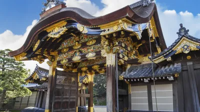 Historisches japanisches Tor der Nijo-Festung in Kyoto.