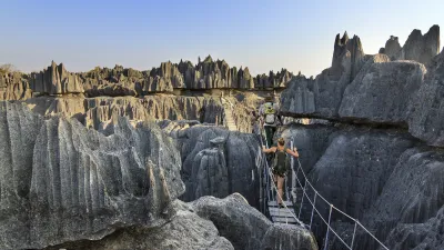 Wanderer überwinden eine Seilbrücke im Tsingy de Bemaraha Nationalpark.