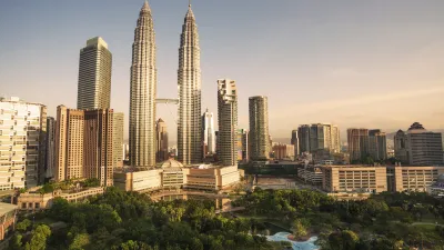 Die Petronas Türme ragen über Kuala Lumpur empor