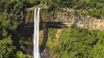 Der Chamarel Wasserfall stürzt inmitten üppiger grüner Vegetation herab