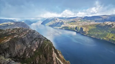 Lysefjord in Norwegen mit steilen Felswänden und blauem Wasser.