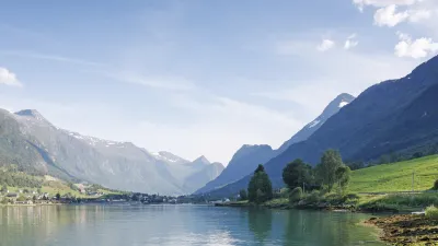 Norwegische Landschaft mit Bergen und Wasser