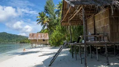 Hütten am Strand in Raja Ampat, Papua-Neuguinea