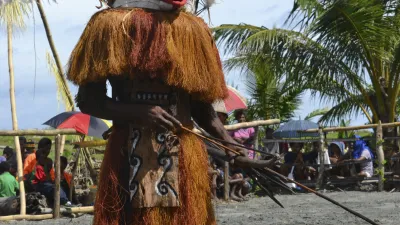 Papua-Neuguinea: Ein Mann trägt eine traditionelle Maske und ein Fellkostüm.