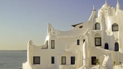 Weiße Casapueblo-Architektur am Ufer des Atlantiks in Punta del Este.