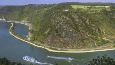 Schiffe fahren an der Lorelei auf dem Rhein entlang