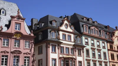 Historische Fachwerkhäuser säumen eine Straße in Mainz.