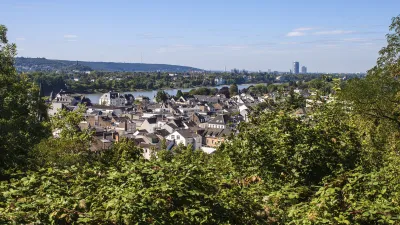 Blick auf die Stadt Königswinter am Rhein mit vielen Häusern.