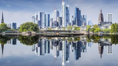 Frankfurter Skyline spiegelt sich im Main