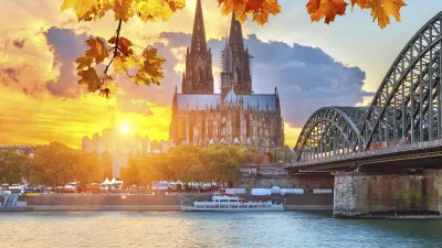 Kölner Dom und Rheinbrücke bei Sonnenuntergang im Herbst