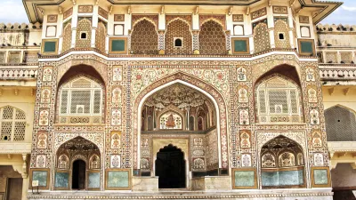 Prunkvoller Eingang des Amber Forts in Jaipur, Indien