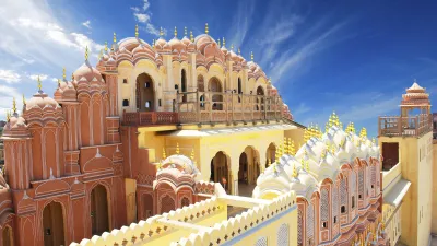 Der Palast der Winde in Jaipur präsentiert seine filigrane Fassade.