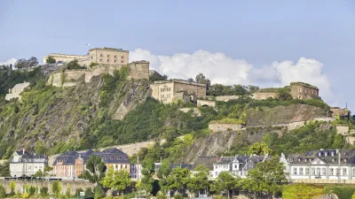 Festung Ehrenbreitstein thront über der Stadt Koblenz am Rhein.