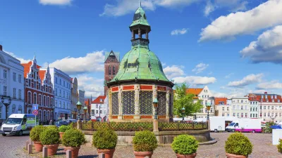 Historischer Marktplatz mit Brunnen und bunten Häusern in Wismar