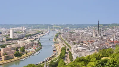 Rouen zeigt eine Stadtlandschaft mit Fluss und Kathedrale