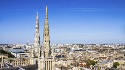Die Kathedrale Saint-André thront über der Stadt Bordeaux.