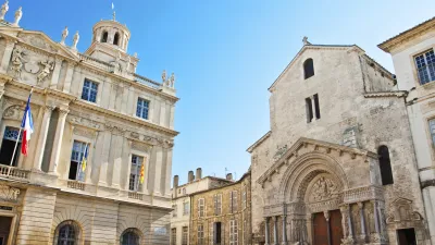 Historische Gebäude säumen den Platz de la République in Arles.