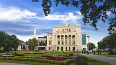 Lettische Nationaloper in Riga mit blühendem Vorgarten