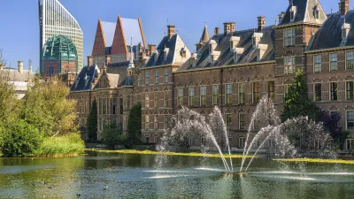 Der Binnenhof Palast mit Springbrunnen in Den Haag ist ein historischer Regierungssitz.