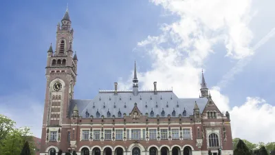 Der Gerichtshof in Den Haag mit seinem markanten Turm ist hier zu sehen.