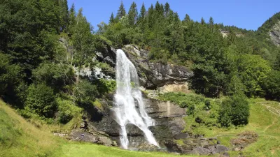 Steinsdalsfossen Wasserfall in Norwegen stürzt über Felsen.