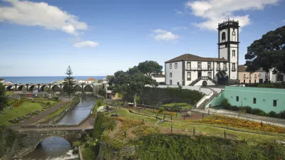 Historische Stadt Ribeira Grande mit Fluss und Kirche