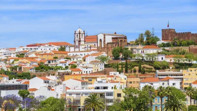Historische Häuser und eine Kirche prägen das Stadtbild von Silves in Portugal.