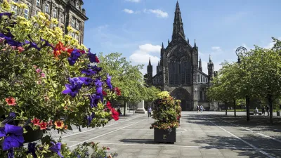 Glasgow Kathedrale St. Mungo mit blühenden Blumen im Vordergrund