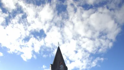 Historische Kathedrale von Dornoch mit Friedhof im Vordergrund