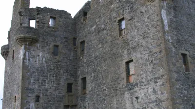 Historische Burg Scalloway steht auf grüner Wiese in Schottland