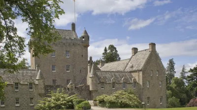 Historisches Cawdor Castle in Schottland mit grüner Landschaft.