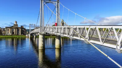 Eine historische Brücke überspannt den Fluss Ness in Inverness.