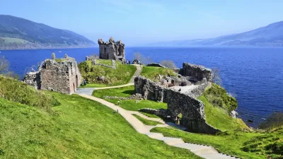 Ruinen von Urquhart Castle am Ufer des Loch Ness in Schottland.