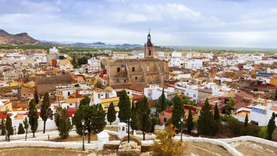 Historische Stadt Sagunto mit Kirche und Hügeln im Hintergrund