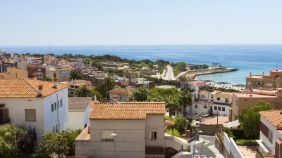 Spanisches Küstenpanorama mit Häusern und Blick auf das Meer.