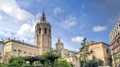 Der Miguelete-Turm dominiert das historische Stadtbild von Valencia.