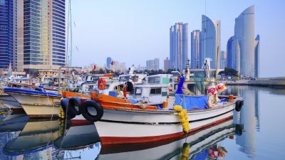 Bunte Fischerboote liegen im Hafen von Busan, Südkorea.
