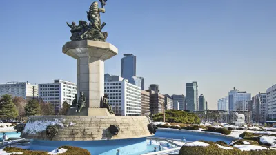 Ein Denkmal steht vor einer Skyline in Seoul, Südkorea.