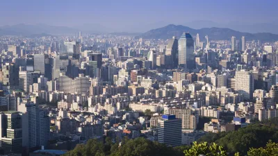 Seoul Stadtbild mit vielen modernen Hochhäusern und grünen Hügeln.